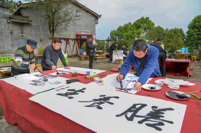 手绘乡村画卷 助力乡村振兴 三峡文艺创作者为基层百姓送上“精神产品”